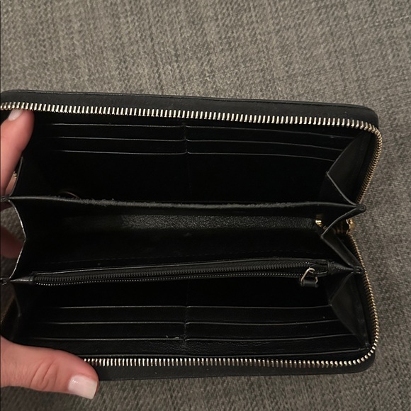 Yves Saint Laurent Black leather wallet with gold zipper - Picture 3 of 4